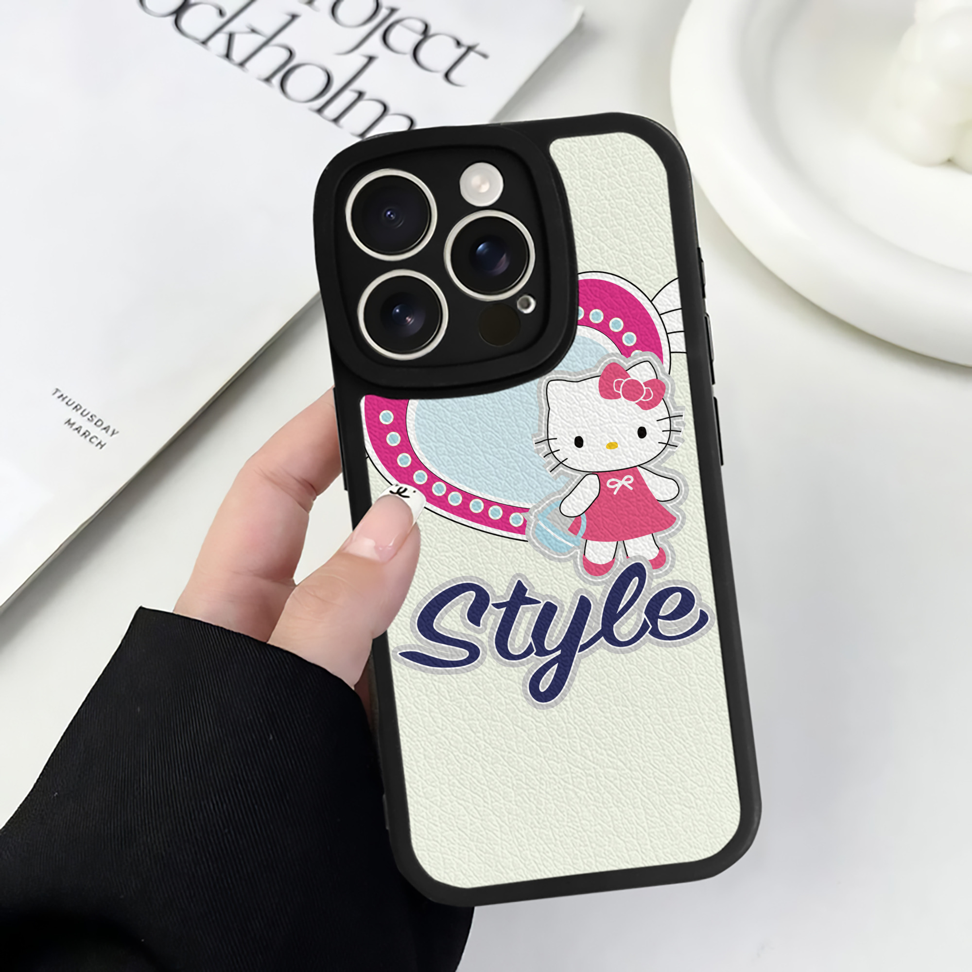 （画像用） Hello Kitty ハローキティ 【iPhone 16シリーズ対応】シリコンスマホケース（レザー調） 材質：シリコン